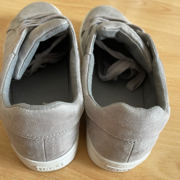 Old Navy Men’s Gray Suede Sneakers Size 8 - Picture 3 of 4